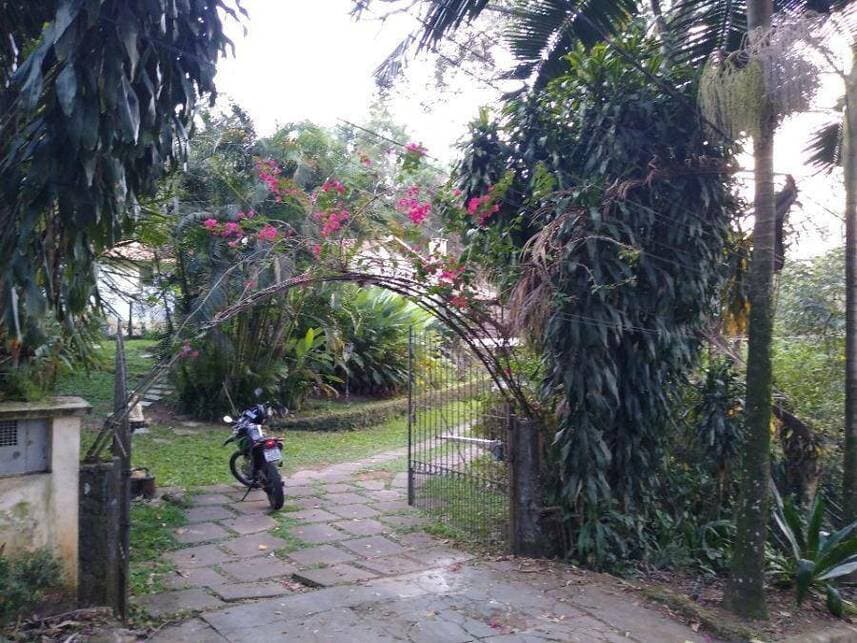 Casa em leilão em Embu Das Artes - SP — Casa à venda em leilão