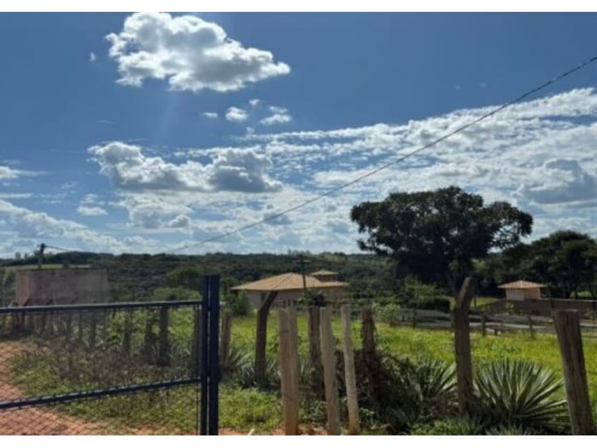 Foto 1 de 4: Casa em leilão em Bom Sucesso - MG — Casa e Galpões à venda em leilão