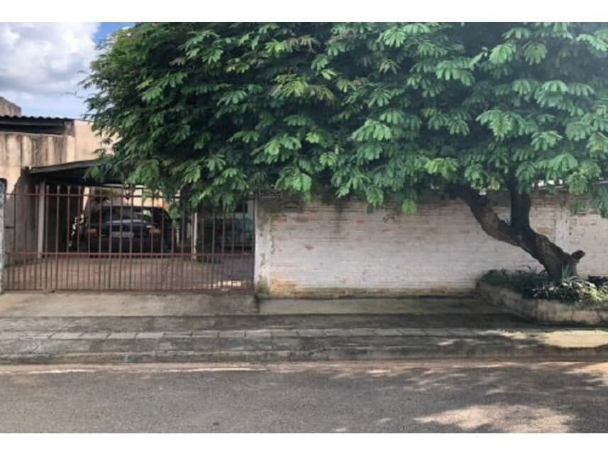Casa em leilão em Alta Floresta - MT — Casa à venda em leilão