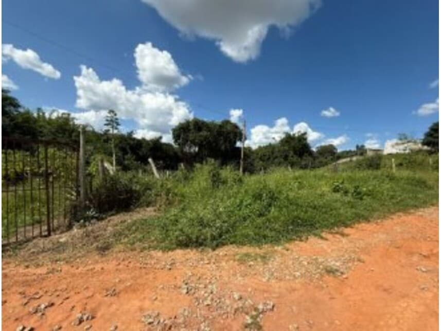 Foto 1 de 4: Casa em leilão em Bom Sucesso - MG — Casa à venda em leilão