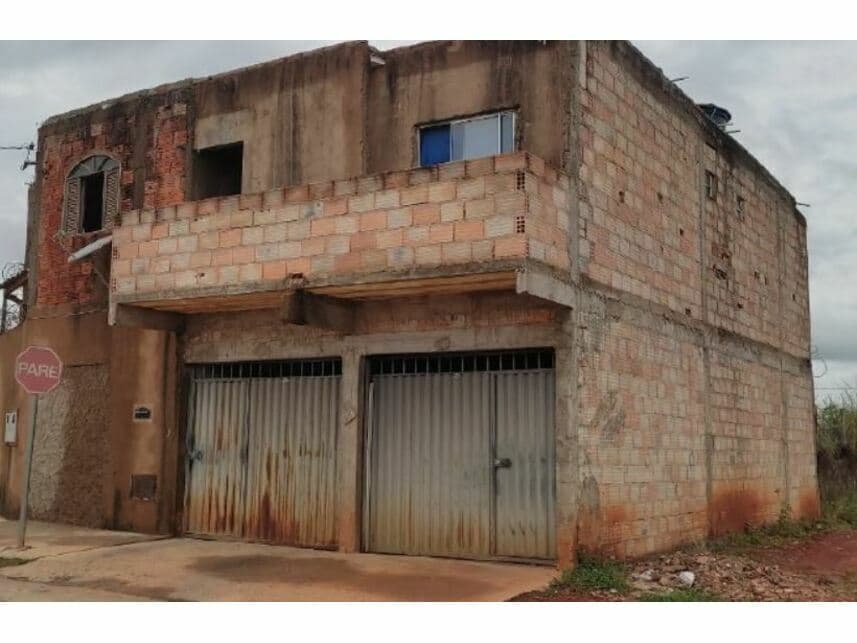 Casa em leilão em Montes Claros - MG — Casa à venda em leilão