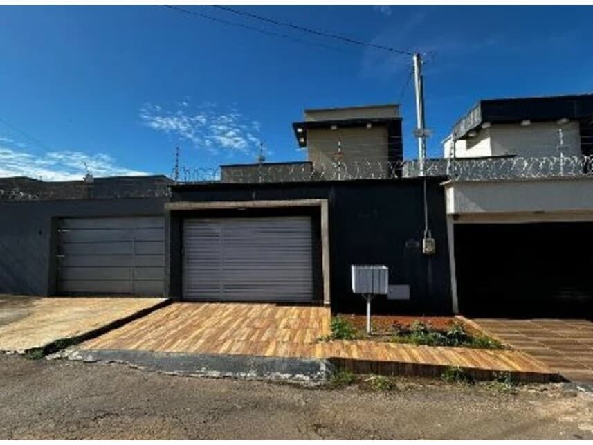 Casa em leilão em Trindade - GO — Casa à venda em leilão