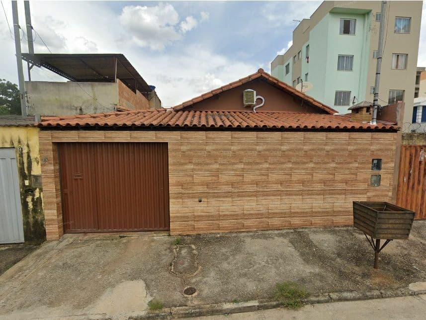 Casa em leilão em Sarzedo - MG — Casa à venda em leilão