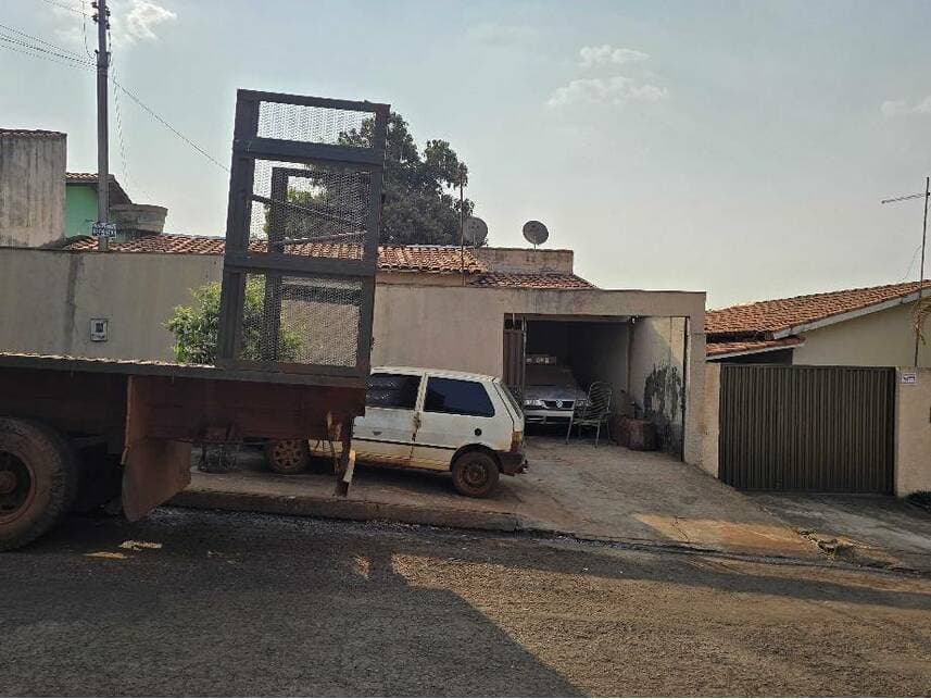 Casa em leilão em Santa Helena De Goiás - GO — Casa à venda em leilão