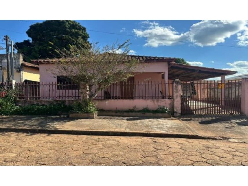Casa em leilão em Arenápolis - MT — Casa à venda em leilão
