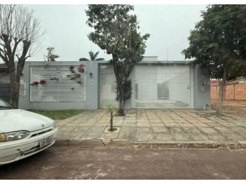 Casa em leilão em Sinop - MT — Casa à venda em leilão