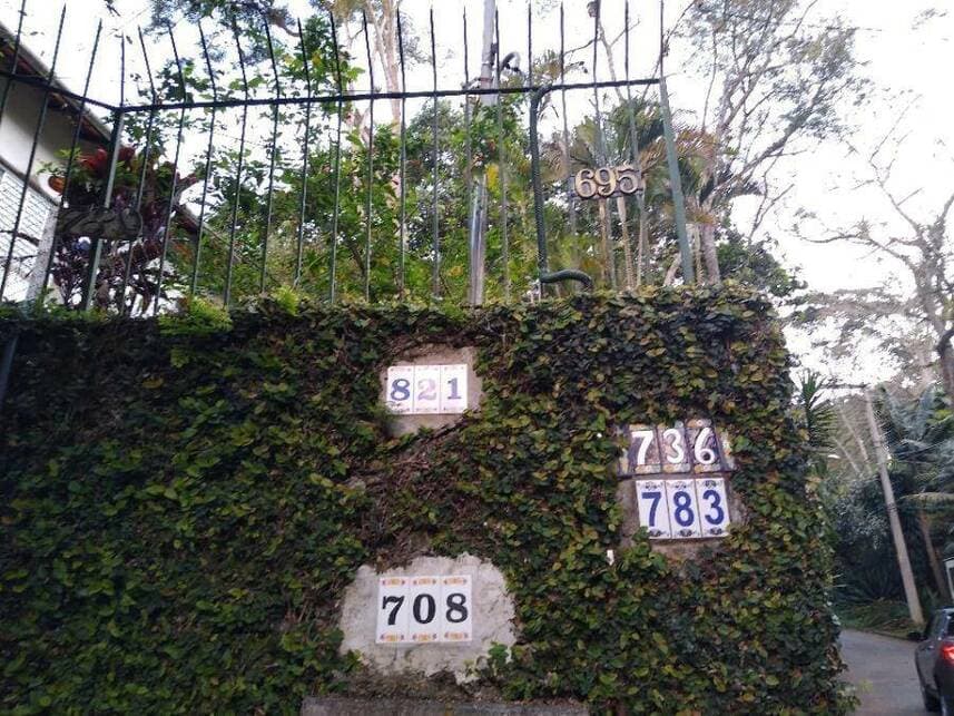 Casa em leilão em Embu Das Artes - SP — Casa à venda em leilão