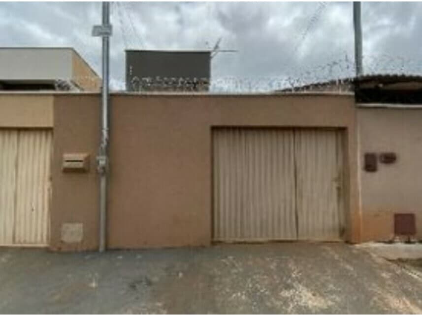 Casa em leilão em Trindade - GO — Casa à venda em leilão