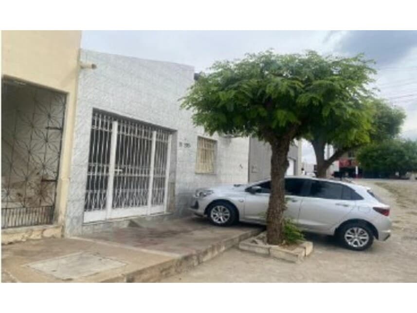 Casa em leilão em Independência - CE — Casa à venda em leilão