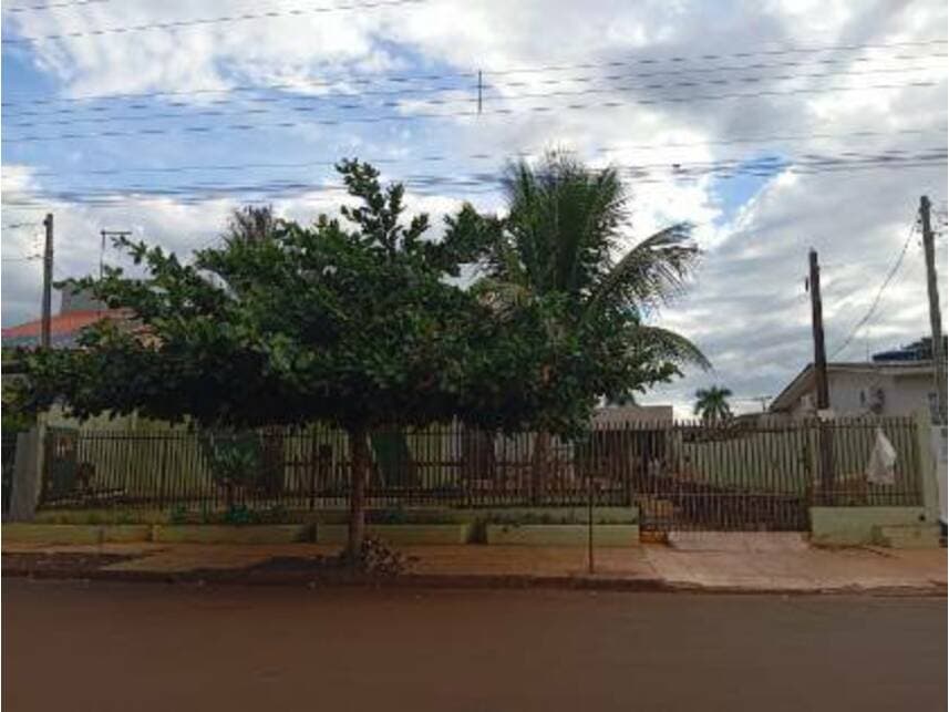 Casa em leilão em Assis Chateaubriand - PR — Casa à venda em leilão