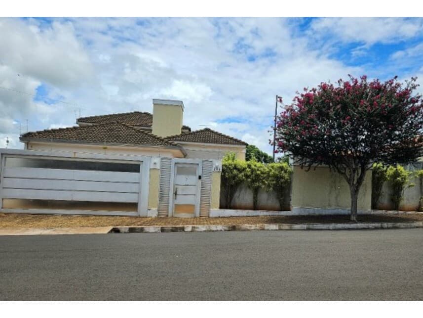 Casa em leilão em Piacatu - SP — Casa à venda em leilão