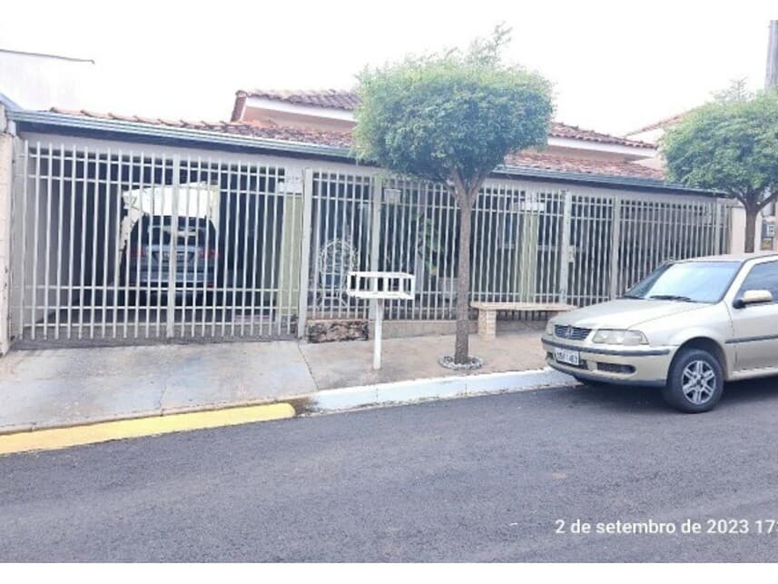 Casa em leilão em Piacatu - SP — Casa à venda em leilão