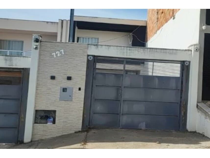 Casa em leilão em Nova Serrana - MG — Casa à venda em leilão