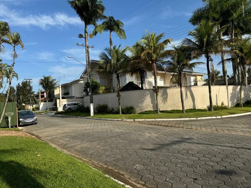 Casa em leilão em Guarujá - SP — Casa à venda em leilão