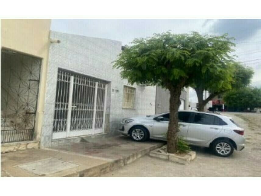 Casa em leilão em Independência - CE — Casa à venda em leilão