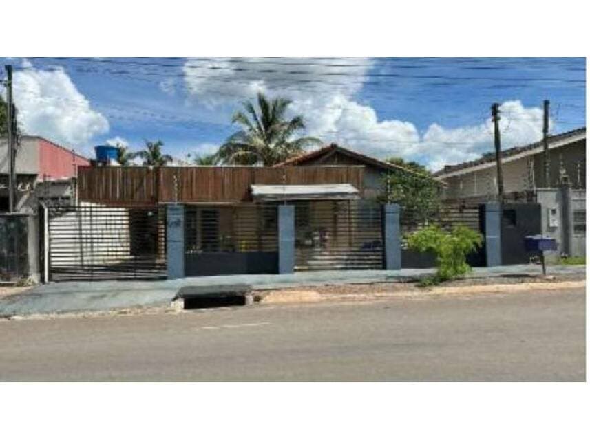 Casa em leilão em Nova Mutum - MT — Casa à venda em leilão
