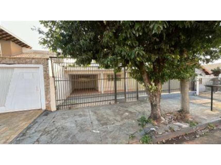 Casa em leilão em Matão - SP — Casa à venda em leilão
