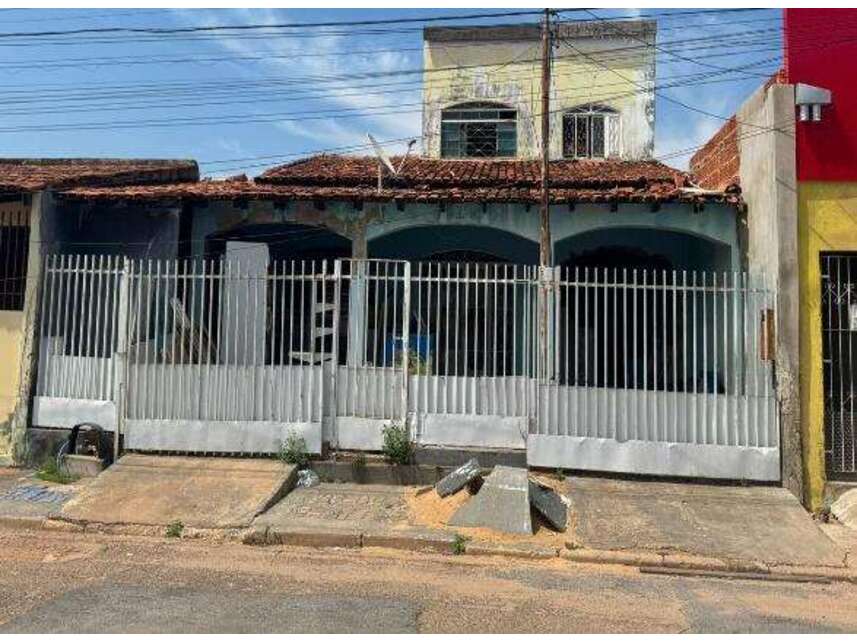 Casa em leilão em Cuiabá - MT — Casa à venda em leilão