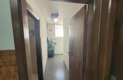 Foto 18 de 37: Comercial em leilão em Catanduva - SP — Imóvel Comercial, A.T. 572m², A.C. 341m², 9 salas, 2 recepções, 5 halls, garagem, Centro