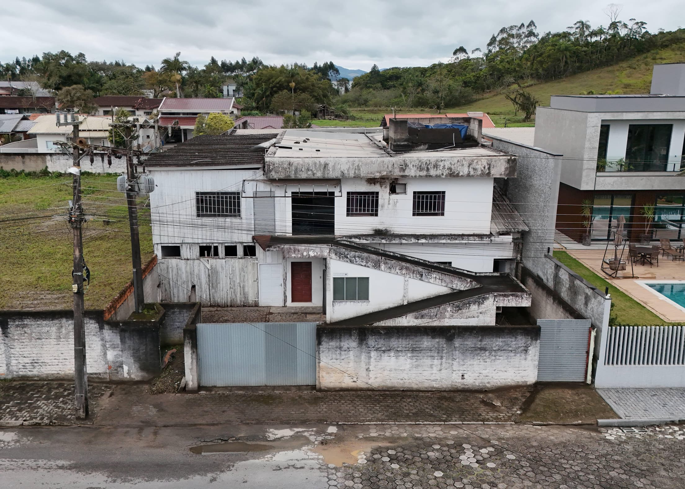 Foto 1 de 2: Terreno em leilão em Gaspar - SC — Imóvel Urbano, Frente; Rua Blumenau - Fundos; Rua Frederico Nicolau da Silva, Gaspar/SC. Matrículas: 5.625 e 11.373