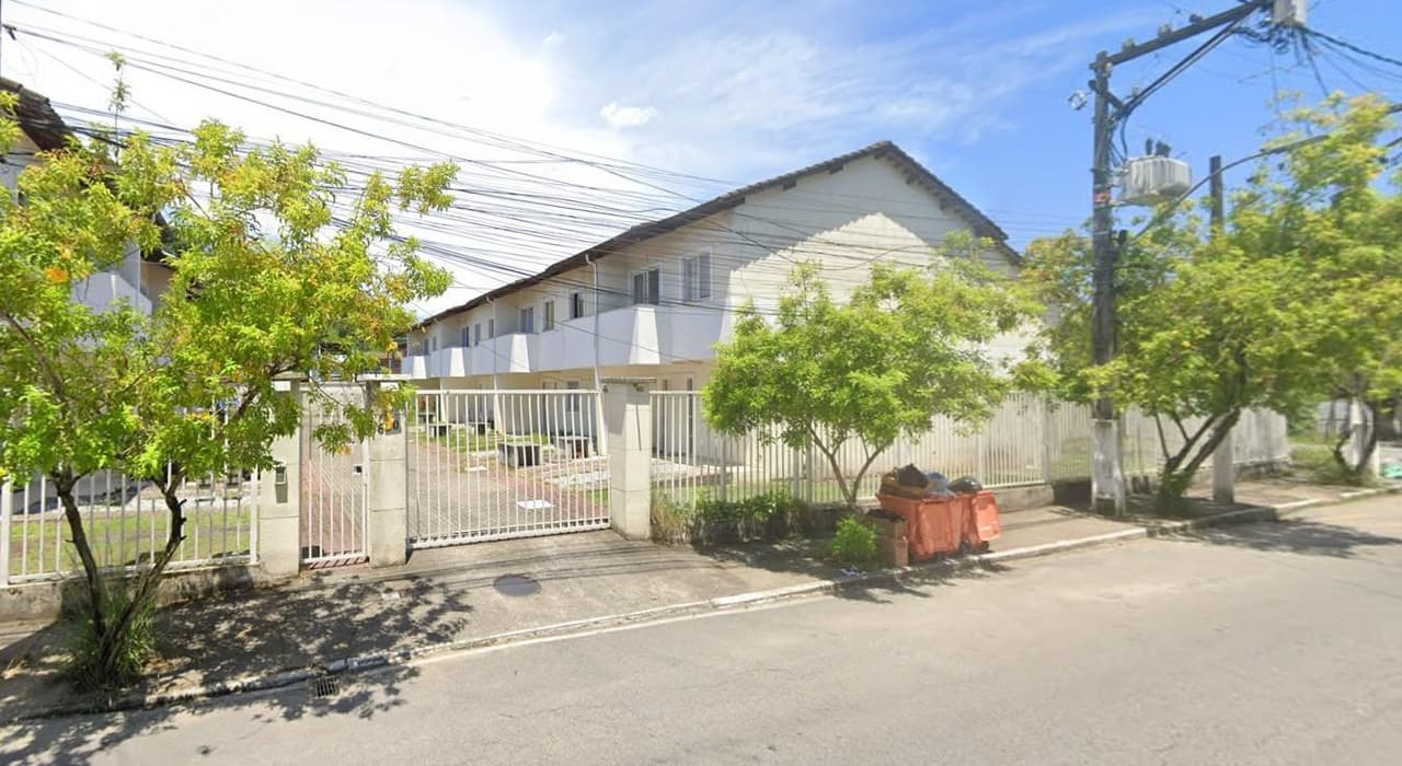 Apartamento em leilão em Duque De Caxias - RJ — Imovel duplex, 1º pavimento comporta por uma sala, uma cozinha e um lavado. 2º pavimento composto por dois quartos, um banheiro e uma sacada