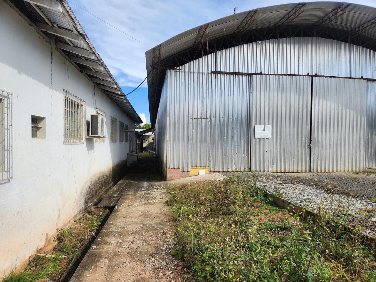 Foto 1 de 5: Comercial em leilão em Canoinhas - SC, bairro Centro — Barracão contendo 1.200m², Todo metálico, fechado com telhas de alumínio, contendo 3 portões de acesso. Cobertura e fechamento com telhas de alumínio. Localizado na Rua Alberto Tokarski, nº 11 - Centro, Canoinhas/SC, CEP 89460-070.
