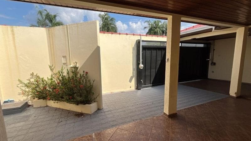 Foto 5 de 10: Casa em leilão em Cacoal - RO — CASA RESIDENCIAL | A.T. 326,41 M² E A.C. 326,41M² - INDUSTRIAL | EM CACOAL/RO - LEILÃO EMPRESARIAL SISTÊMICO SICREDI