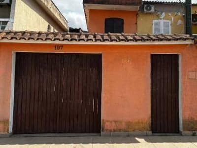 Foto 1 de 14: Casa em leilão em Guarujá - SP, bairro Jardim Santa Maria — Casa 83m² com Terreno 134m² | Guarujá-SP | Jardim Santa Maria - Próx. Praia da Enseada, Av. Dom Pedro I e Acqua Mundo - Financiamento até 420 Meses!