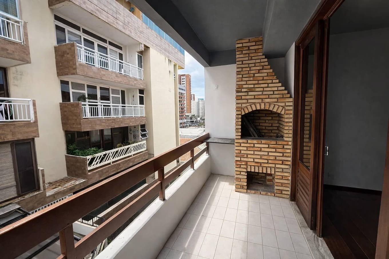 Foto 5 de 29: Apartamento em leilão em Fortaleza - CE, bairro Aldeota — APARTAMENTO RESIDENCIAL N° 301, no 3° pavimento, do EDIFICIO RITA MARIA, na Avenida Desembargador Moreira, n° 2059, no bairro Aldeota, Fortaleza/CE