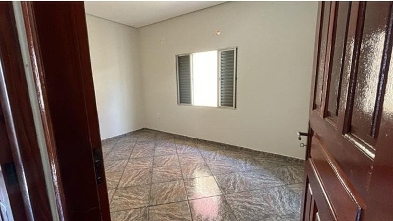 Foto 4 de 10: Casa em leilão em Cacoal - RO — CASA RESIDENCIAL | A.T. 326,41 M² E A.C. 326,41M² - INDUSTRIAL | EM CACOAL/RO - LEILÃO EMPRESARIAL SISTÊMICO SICREDI