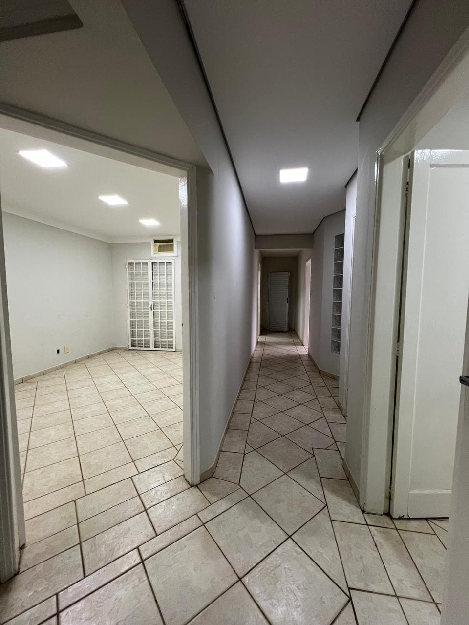 Foto 18 de 19: Comercial em leilão em Valinhos - SP — IMOVEL COMERCIAL CONTENDO 06 SALAS, 267 m² A.T E 175 m² A.C EM VALINHOS/SP