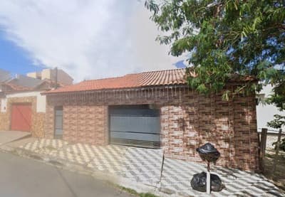 Foto 1 de 2: Casa em leilão em Guaratinguetá - SP, bairro Vila dos Comerciários I — Casa 177m², Conjunto Habitacional Vila dos Comerciários I, em Guaratinguetá/SP - Ocupada