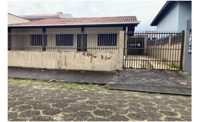 Terreno em leilão em Barra Velha - SC — Terreno com área de 282m² e casa construída com área próxima de 100m²