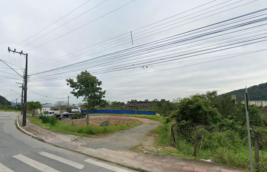 Foto 8 de 9: Terreno em leilão em Itajaí - SC, bairro Espinheiros — Terreno com Construções, A.T. 28.006m², Alameda dos Ipês II, Bairro Espinheiros
