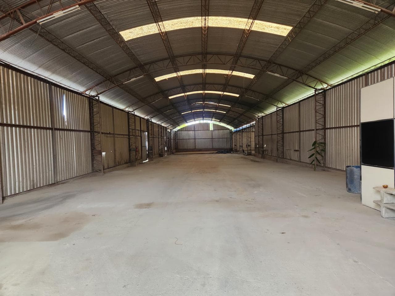Foto 5 de 5: Comercial em leilão em Canoinhas - SC, bairro Centro — Barracão contendo 1.200m², Todo metálico, fechado com telhas de alumínio, contendo 3 portões de acesso. Cobertura e fechamento com telhas de alumínio. Localizado na Rua Alberto Tokarski, nº 11 - Centro, Canoinhas/SC, CEP 89460-070.