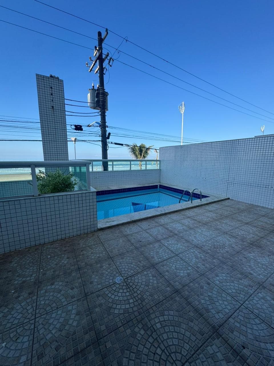 Foto 3 de 18: Apartamento em leilão em Mongaguá - SP — Cobertura de frente para o mar com área total de 236,319m2 - Condomínio Residencial Ilha Bela - Mongaguá/SP