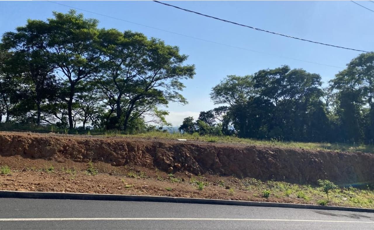 Terreno em leilão em Francisco Beltrão - PR, bairro Sadia — Terreno Urbano 450,24M2 - Próximo ao novo contorno, ruas asfaltadas, parte alta, área em ascensão e valorização