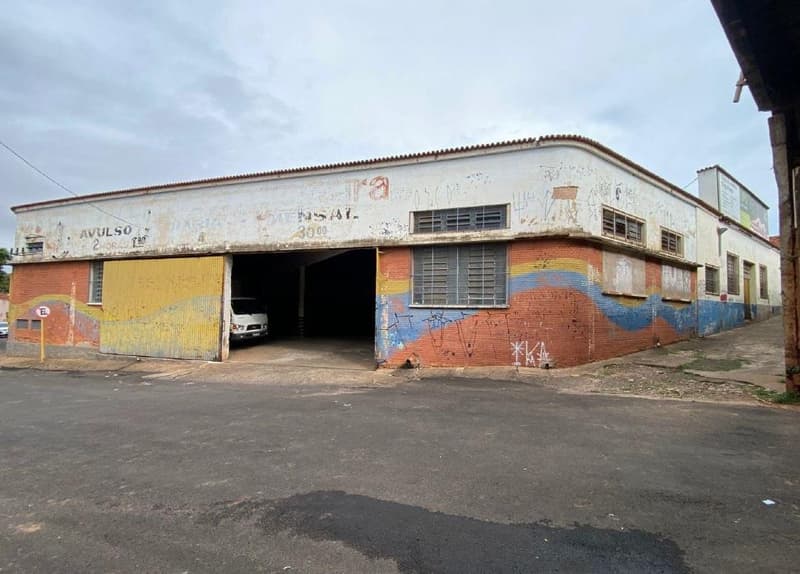 Comercial em leilão em Bauru - SP — Prédio Comercial/Galpão A.T. 1.769m², A.C. 1.607m², zona mista, centro