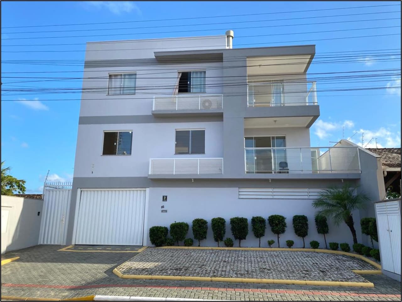 Foto 1 de 33: Comercial em leilão em Navegantes - SC — Prédio residencial com 03 andares na Rua Adm Manoel Damázio Mafra, Bairro Meia Praia, Navegantes/SC - SB Crédito