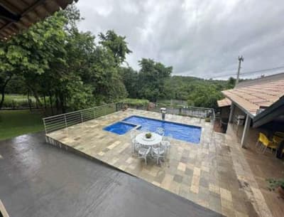Foto 3 de 6: Casa em leilão em Bela Vista De Goiás - GO — Casa em Condomínio 301m² | Lote 1.718m² | Condomínio Reserva das Aroeiras - Sítios de Lazer, Bela Vista de Goiás/GO | Lazer Completo, Varanda Gourmet | Extensa Área Verde, Ambientes Integrados e Oportunidade de Investimento com 50% de Desconto na 2ª Praça