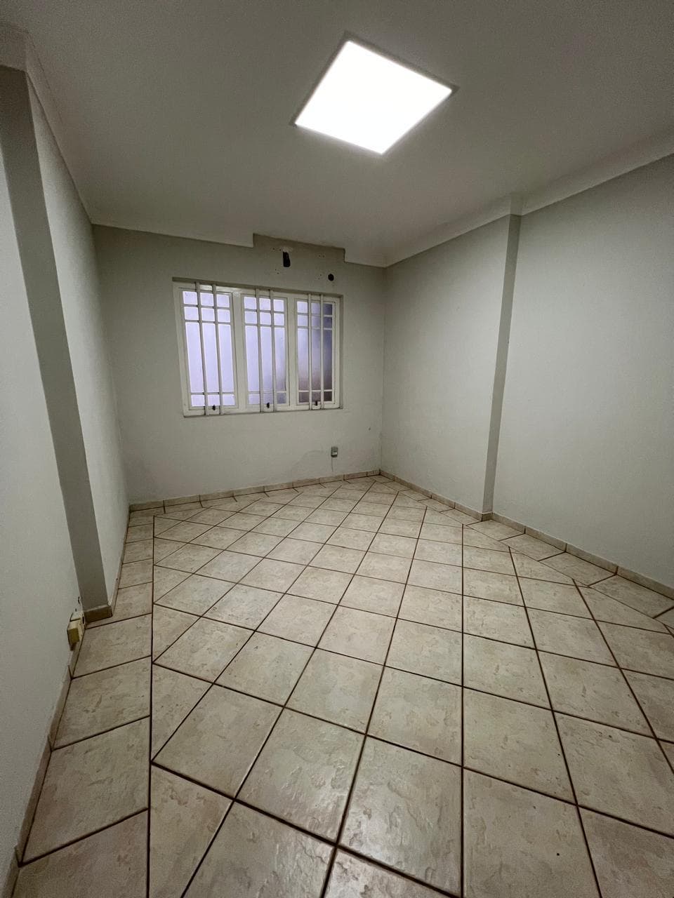 Foto 17 de 19: Comercial em leilão em Valinhos - SP — IMOVEL COMERCIAL CONTENDO 06 SALAS, 267 m² A.T E 175 m² A.C EM VALINHOS/SP