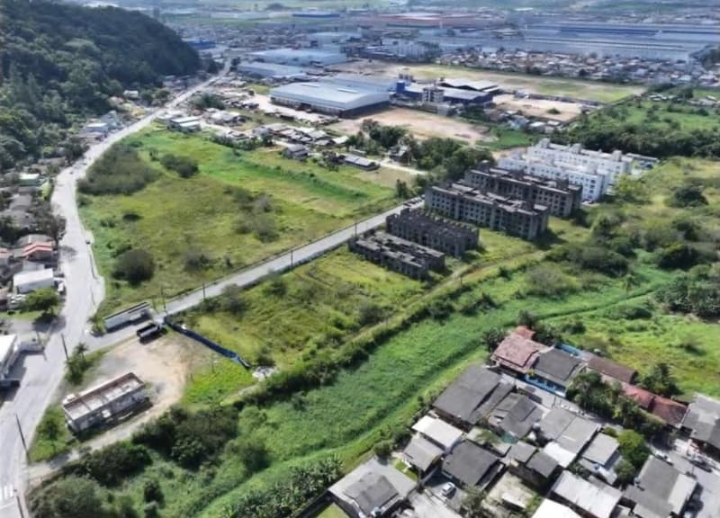 Foto 5 de 9: Terreno em leilão em Itajaí - SC, bairro Espinheiros — Terreno com Construções, A.T. 28.006m², Alameda dos Ipês II, Bairro Espinheiros