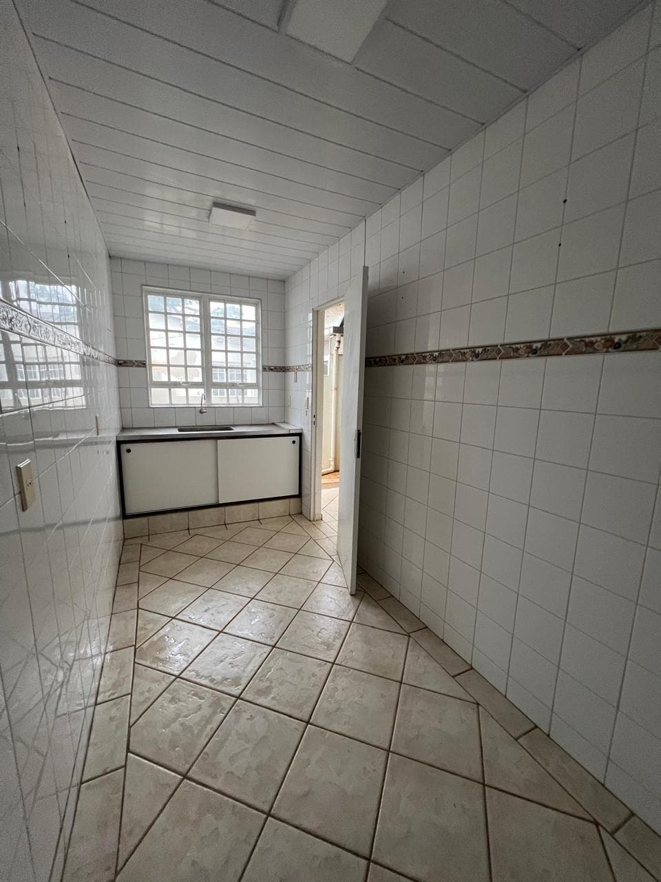 Foto 11 de 19: Comercial em leilão em Valinhos - SP — IMOVEL COMERCIAL CONTENDO 06 SALAS, 267 m² A.T E 175 m² A.C EM VALINHOS/SP