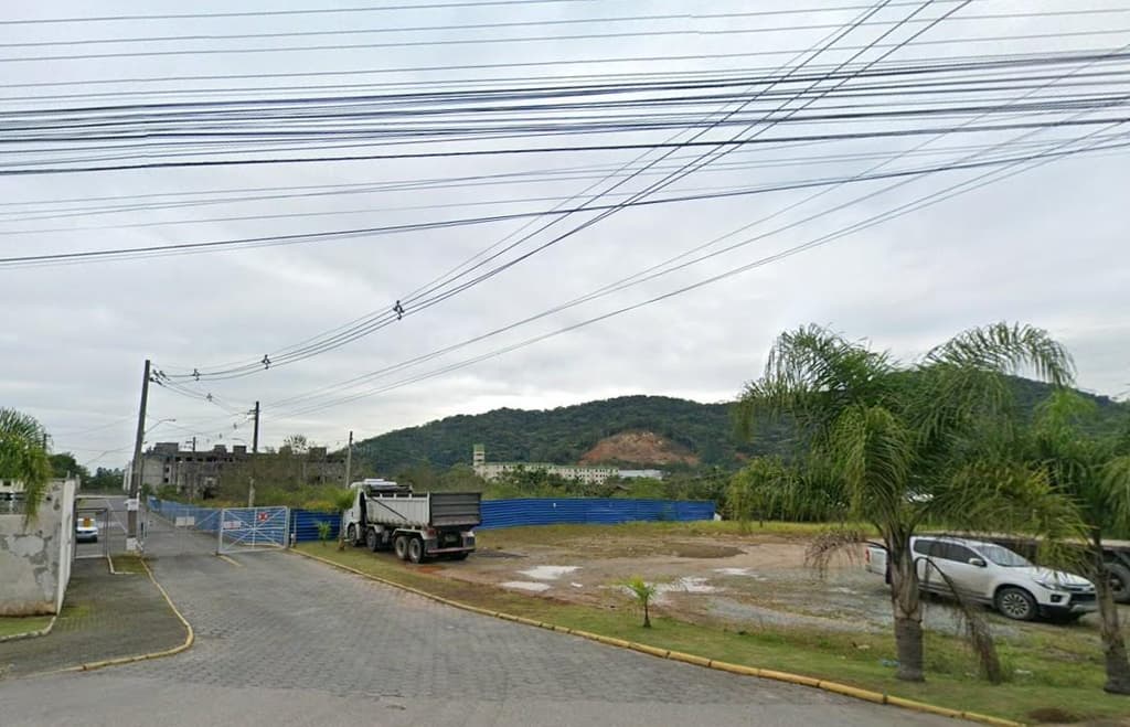 Foto 7 de 9: Terreno em leilão em Itajaí - SC, bairro Espinheiros — Terreno com Construções, A.T. 28.006m², Alameda dos Ipês II, Bairro Espinheiros
