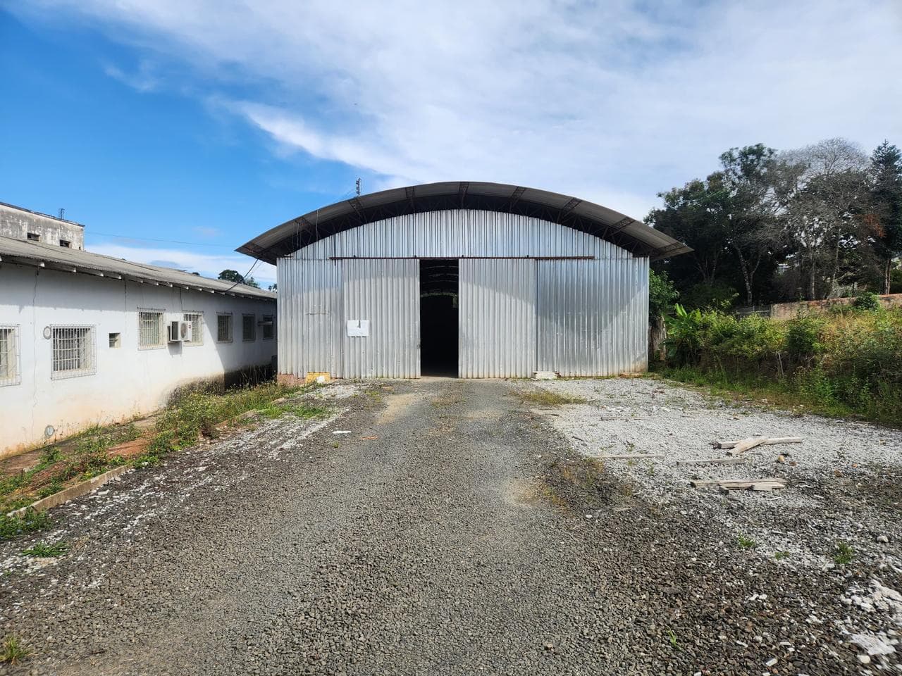 Foto 3 de 5: Comercial em leilão em Canoinhas - SC, bairro Centro — Barracão contendo 1.200m², Todo metálico, fechado com telhas de alumínio, contendo 3 portões de acesso. Cobertura e fechamento com telhas de alumínio. Localizado na Rua Alberto Tokarski, nº 11 - Centro, Canoinhas/SC, CEP 89460-070.