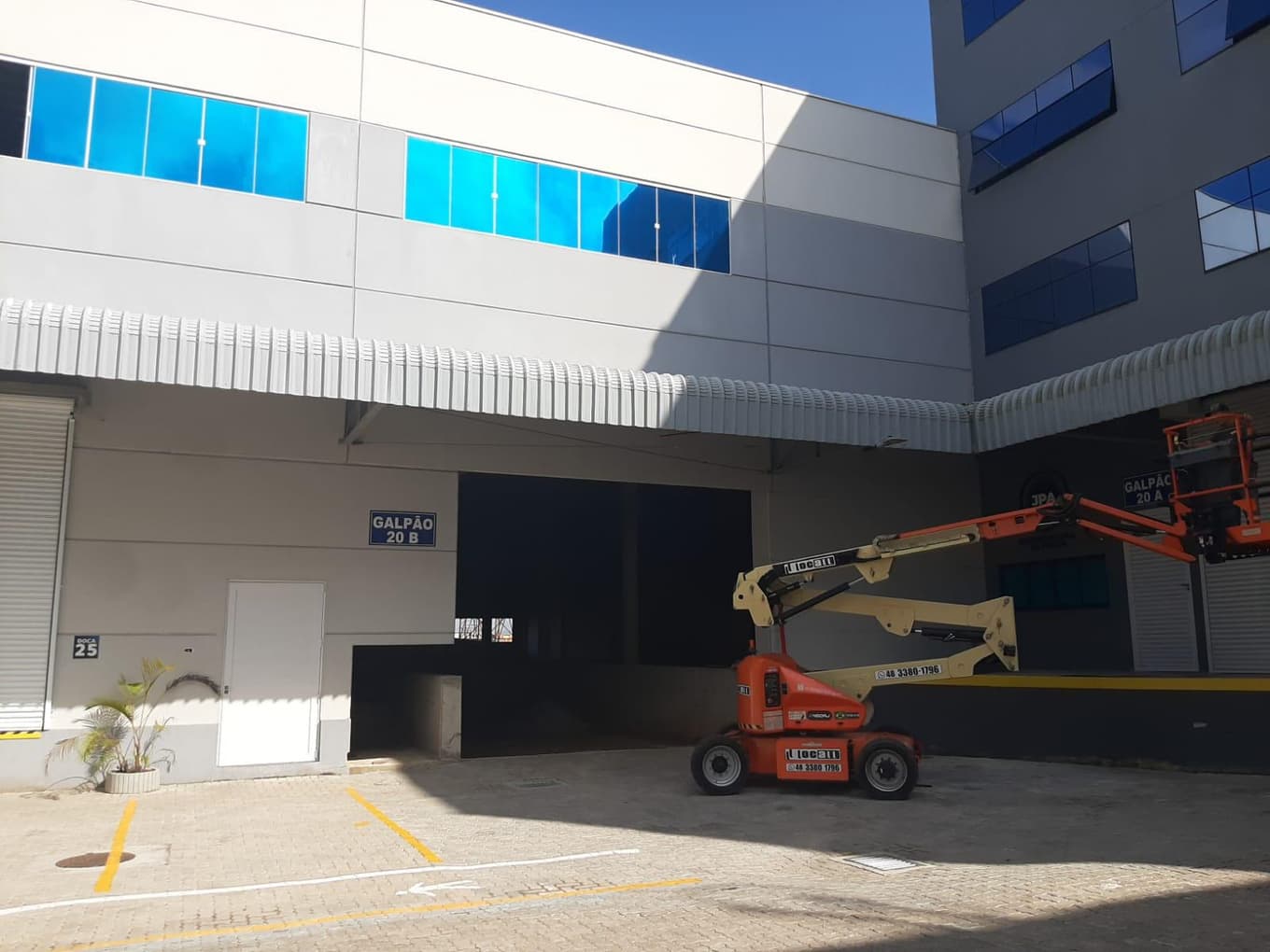 Foto 1 de 5: Comercial em leilão em Itajaí - SC, bairro Canhanduba — Galpão Logístico com 1250m² - Itajaí - SC