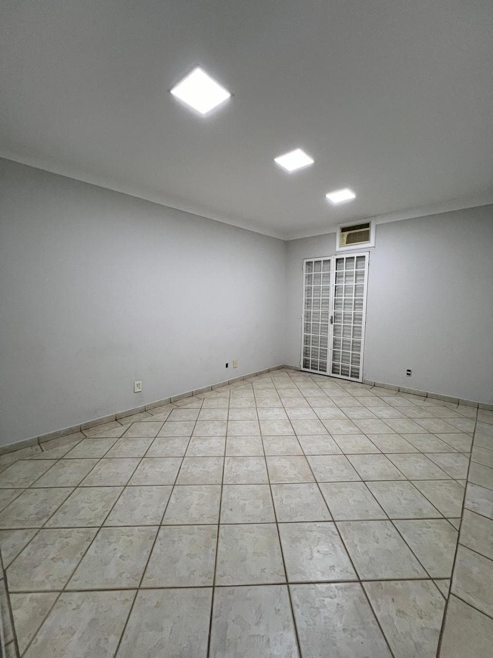 Foto 3 de 19: Comercial em leilão em Valinhos - SP — IMOVEL COMERCIAL CONTENDO 06 SALAS, 267 m² A.T E 175 m² A.C EM VALINHOS/SP