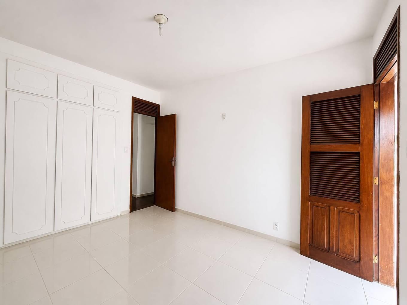 Foto 11 de 29: Apartamento em leilão em Fortaleza - CE, bairro Aldeota — APARTAMENTO RESIDENCIAL N° 301, no 3° pavimento, do EDIFICIO RITA MARIA, na Avenida Desembargador Moreira, n° 2059, no bairro Aldeota, Fortaleza/CE