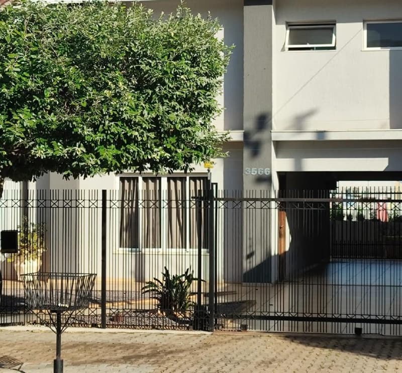 Casa em leilão em Umuarama - PR — Casa com área de 398,23m² e área total de 444m² - Umuarama/PR