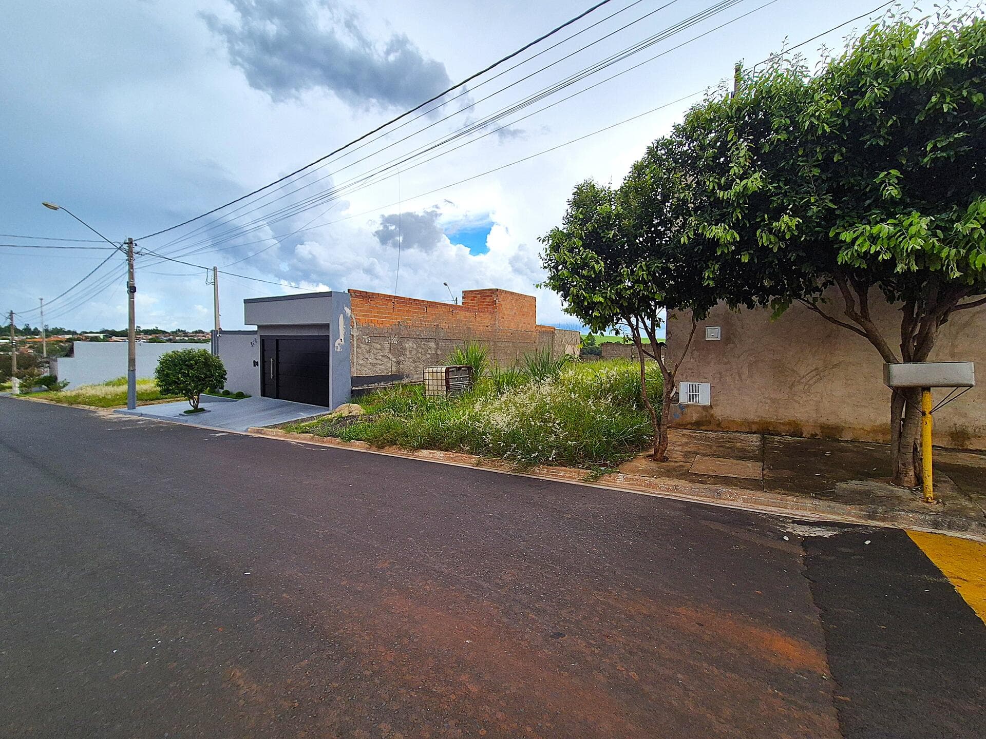 Foto 4 de 9: Terreno em leilão em Serra Azul - SP, bairro Jardim das Flores — Terreno s/benfeitorias, área 200m² - Serra Azul/SP